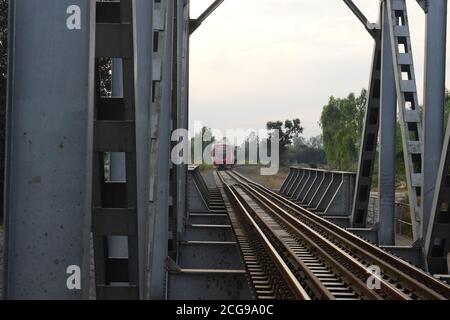 Eisen machte riesige Eisenbahnbrücke mit Eisenbahnschienen Stockfoto