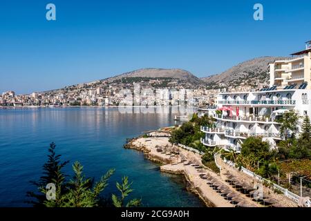 Ein Weitwinkel Blick auf die Stadt Saranda, Albanien. Stockfoto