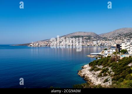 Ein Weitwinkel Blick auf die Stadt Saranda, Albanien. Stockfoto