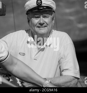 Porträt des Prinzen Henrik von Dänemark, an Bord seines Drachenklassebootes, während der Régates Royales in Cannes, Frankreich im Jahr 2011 Stockfoto