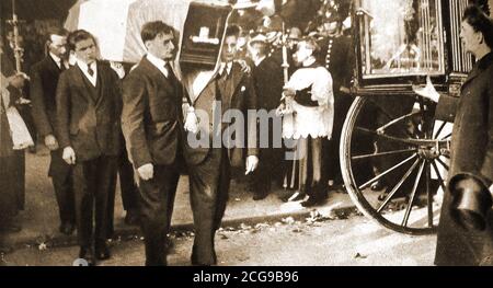 1920 - die Überreste des Aldermannes Terence MacSwiney (gestorben am 25. Oktober) , Sinn Fein Aktivist, der nach Cork zurückgeführt wurde, nachdem er während eines Hungerstreiks im Gefängnis gestorben war. Terence James MacSwiney aka Toirdealbhach Mac Suibhne; (1879 – 1920) war ein irischer Autor, Dramatiker und Politiker, der während des irischen Unabhängigkeitskrieges 1920 Sinn Féin Oberbürgermeister von Cork wurde, bevor er von der britischen Regierung unter dem Defense of the Realm Act verhaftet wurde. Nach 74 Tagen Hungerstreik starb er im Brixton Gefängnis. Stockfoto