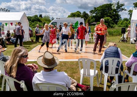Lokale Leute beobachten PJ's Dance Club auftreten im Maresfield Village Fete, East Sussex, Großbritannien Stockfoto