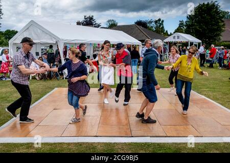 PJ's Dance Club treten im Maresfield Village Fete, East Sussex, Großbritannien auf Stockfoto