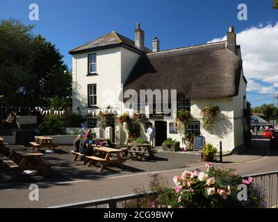 The Old Inn, EIN C16 Reetgedeckten Pub in Mullion, Cornwall. Stockfoto