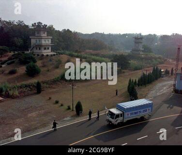 Eine Karawane von 501 Rindern und 50 Fahrzeugen in Panmunjom, Republik Korea, in Richtung des kommunistischen Nordkorea, Oktober 27, 1998. Stockfoto