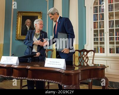 2/18/2015 - Abteilung der staatlichen Überwachung der Luft - Administrator Gina McCarthy und Außenminister John Kerry Stockfoto