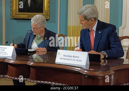 2/18/2015 - Abteilung der staatlichen Überwachung der Luft - Administrator Gina McCarthy und Außenminister John Kerry Stockfoto