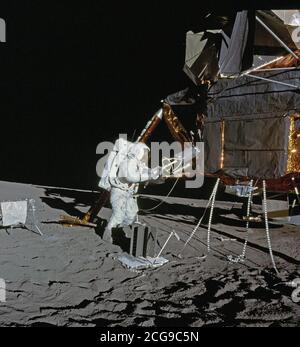 Wie 12-46 -6790 (19 November 1969) - - - Astronaut Alan L. Bean, Lunar Module Pilot, ist bei Quadrant II der Mondlandefähre (LM) während der ersten Apollo 12 Extra Vehicular Activity (EVA) Auf dem Mond fotografiert. Dieses Bild wurde von Astronauten Charles Conrad jr., Commander. Hier, Bohne ist mit Kraftstoff Transfer Tool die Brennelemente aus dem Fass zu entfernen auf Abstieg der LM montiert. Stockfoto