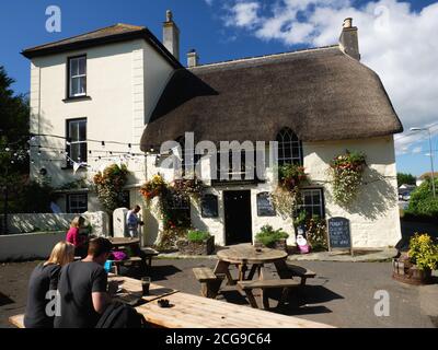 The Old Inn, EIN C16 Reetgedeckten Pub in Mullion, Cornwall. Stockfoto