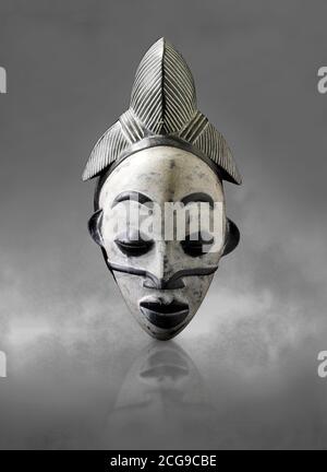 Afrikanische Tribal zeremonielle Gesichtsmaske, traditionelle hölzerne Stammesmaske. Stockfoto