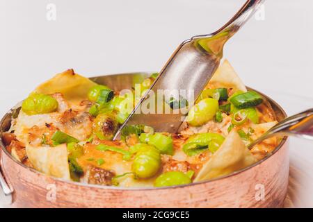 Traditionelle hausgemachte italienische Lasagne, isoliert auf weißem Hintergrund. Stockfoto