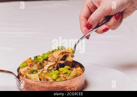 Traditionelle hausgemachte italienische Lasagne, isoliert auf weißem Hintergrund. Stockfoto