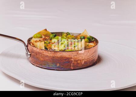 Traditionelle hausgemachte italienische Lasagne, isoliert auf weißem Hintergrund. Stockfoto