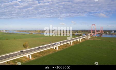 Luftaufnahme auf der Rheinbrücke bei Emmerich. Diese Brücke ist die größte Hängebrücke Deutschlands. Stockfoto