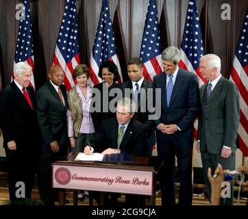 Präsident George W. Bush ist am Donnerstag, 1. 2005 in der Eisenhower Executuive Bürogebäude in Washington, wie er Zeichen H.R. 4145, der Gemeinsame Ausschuss über die Bibliothek zu bekommen, eine Statue von Rosa Parks, die in der US-Hauptstadt National Statuary Hall platziert werden. Der Präsident wird von links nach rechts kam, US-Senator Richard G. Lugar, R-Ind., US-Minister für Wohnungsbau und Stadtentwicklung Alphonso Jackson, Laura Bush, US-Außenministerin Condoleezza Rice, US-Rep. Jesse Jackson jr., D-Calif., US-Senator John Kerry, D-Mass., US-Senator und Thad Cochran, R-Fräulein. Stockfoto