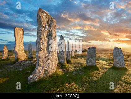 Calanais Standing Stones zentralen Stein, bei Sonnenuntergang, Circle, errichtet zwischen 2900-2600BC Messung 11 Meter breit. In der Mitte des Rings steht eine hu Stockfoto
