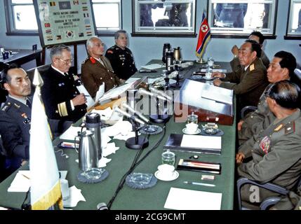 Konteradmiral Larry G. Vogt, Mitte links, und andere hochrangige Mitglieder der Vereinten Nationen Befehl Gesicht ihre nordkoreanischen Amtskollegen über den Verhandlungstisch während der 458Th Military Armistice Sitzung der Kommission. Die Konferenz wird in der Joint Security Area zwischen Nordkorea und Südkorea statt. Stockfoto