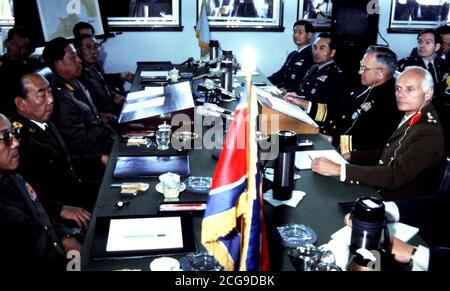 Konteradmiral Larry G. Vogt, Mitte rechts, und andere hochrangige Mitglieder der Vereinten Nationen Befehl Gesicht ihre nordkoreanischen Amtskollegen über den Verhandlungstisch während der 458Th Military Armistice Sitzung der Kommission. Die Konferenz wird in der Joint Security Area zwischen Nordkorea und Südkorea statt. Stockfoto