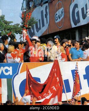 Monza, Autodromo Nazionale, 7. September 1975. XLVI italienischen Grand Prix. Dank dem dritten Platz am Ende des Rennens erreicht, die Scuderia Ferrari, der Österreichischen Niki Lauda, ​​Is feierte auf dem Podium als neuer Formel-1-Weltmeister; zu seiner Rechten, er ist durch den scheidenden Meister geehrt, der Brasilianer Emerson Fittipaldi von McLaren Stockfoto