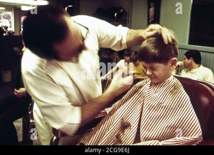 Little Boy, Haare schneiden in Rockport Barbershop 02/1973 Stockfoto