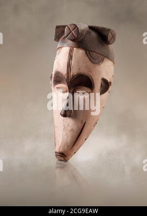 Afrikanische Tribal zeremonielle Affen Maske, traditionelle hölzerne Stammesmaske. Stockfoto