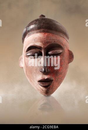 Afrikanische Tribal zeremonielle Gesichtsmaske, traditionelle hölzerne Stammesmaske. Stockfoto