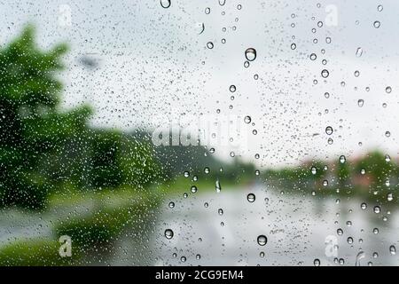 Wassertropfen auf dem Glas an einem regnerischen Tag, Glas mit Wassertropfen Stockfoto