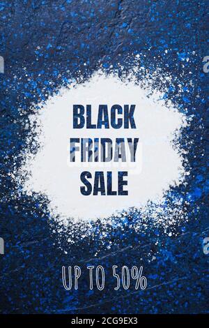 Black Friday Sale Banner mit Text bis zu 50 Prozent Rabatt auf blauen abstrakten texturierten Hintergrund Stockfoto