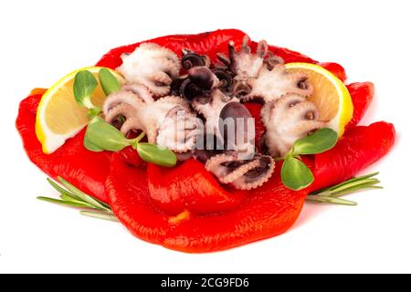 Gekochte kleine Babykrake mit Garnitur aus gebackenem Papier Zitrone Und Salat isoliert auf weißem Hintergrund Stockfoto