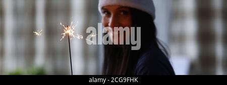 Frau, die Wunderkerzen in der hand Nahaufnahme Stockfoto