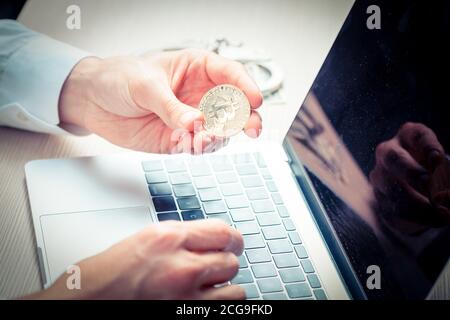Nahaufnahme eines Mannes, der Bitcoin aufmerksam betrachtet Praktischer Schreibtisch Stockfoto