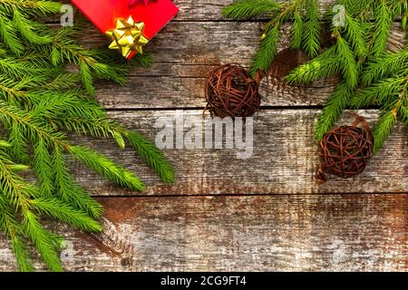 Weihnachten Hintergrund für Grußkarte. Tannenzweige auf Holzhintergrund. Stockfoto