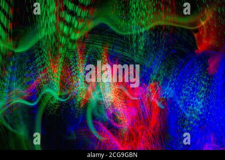 Langzeitbelichtung für Lichtmalerei Fotografie. Rote, grüne und blaue Strahlen Stockfoto
