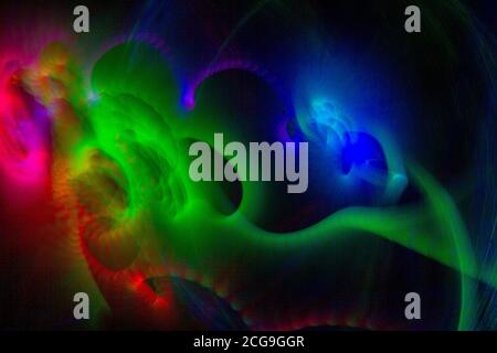 Langzeitbelichtung für Lichtmalerei Fotografie. Rote, grüne und blaue Strahlen Stockfoto