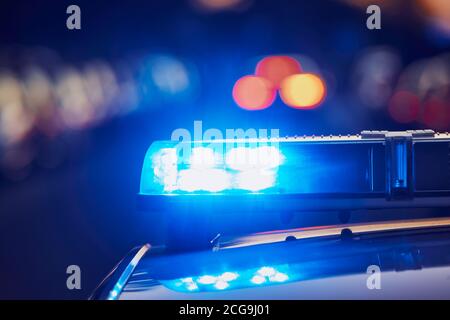 Sirene Licht auf dem Dach des Polizeiautos auf der Straße. Themen Kriminalität, Notfall und Hilfe. Stockfoto