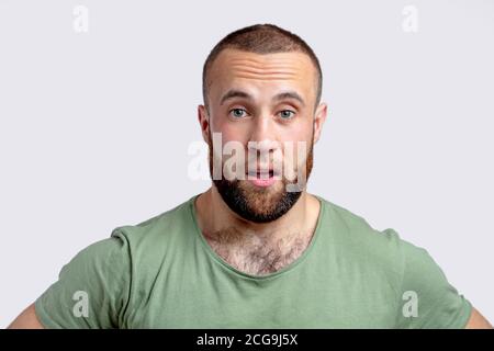 Fröhlicher junger Mann winkend über weißem Hintergrund Stockfoto