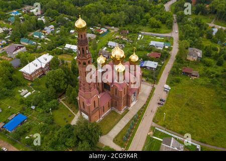 Draufsicht auf die Kirche der Auferstehung Christi in der Stadt Vichuga, Ivanovo Region, Russland. Foto von einer Drohne aufgenommen. Stockfoto