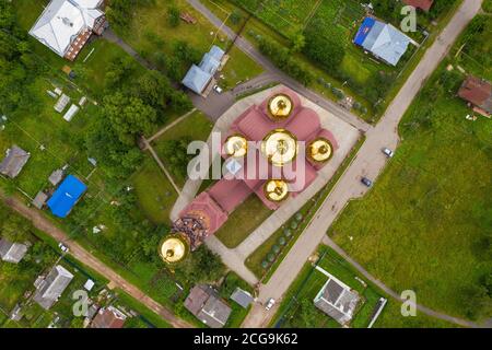 Draufsicht auf die Kirche der Auferstehung Christi in der Stadt Vichuga, Ivanovo Region, Russland. Foto von einer Drohne aufgenommen. Stockfoto