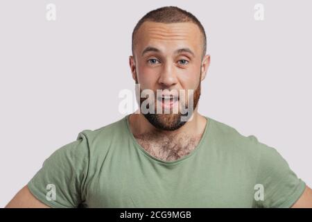 Fröhlicher junger Mann winkend über weißem Hintergrund Stockfoto
