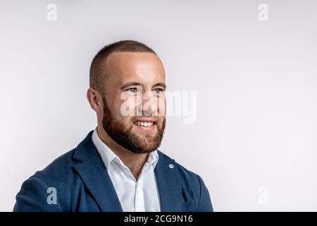 Bärtig fröhlich Chief man in Business Anzug, mit einer guten Stimmung nach erfolgreichem Deal. Kopf- und Schulterportrait des Führers der Firma isoliert auf g Stockfoto