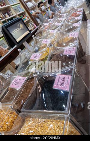 Verschiedene Leguminosen steht auf dem Markt im großen Basar kemeralti izmir türkei Stockfoto