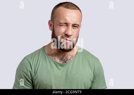Fröhlicher junger Mann winkend über weißem Hintergrund Stockfoto