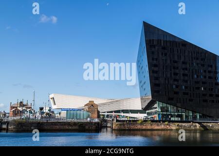 Mann Island und das Museum of Liverpool im September 2020 mit Blick über das Canning Dock. Stockfoto