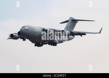 FAIRFORD / GROSSBRITANNIEN - 12. JULI 2018: NATO Heavy Airlift Wing HAW (SAC) Boeing C-17A Globemaster 02 Transportflugzeug Ankunft und Landung für RIAT Stockfoto