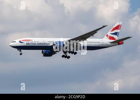 LONDON / GROSSBRITANNIEN - 14. JULI 2018: British Airways Boeing 777-200 G-ZZZB Passagierflugzeug Landung am Flughafen London Heathrow Stockfoto