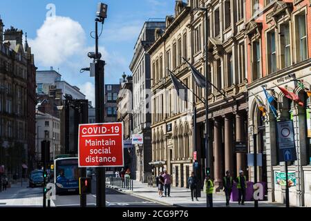 Ein rotes Straßenschild, das die Menschen daran erinnert, die soziale Distanz aufrecht zu erhalten, das im September 2020 während der Covid19-Pandemie in Liverpool, England, zu sehen war. Stockfoto