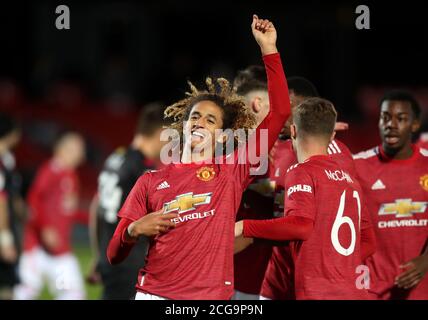 Hannibal Mejbri von Manchester United feiert das erste Tor seines Spielers während des Spiels der EFL Trophy Northern Group B im Peninsula Stadium, Salford. Stockfoto