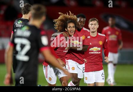 Hannibal Mejbri von Manchester United feiert das erste Tor seines Spielers während des Spiels der EFL Trophy Northern Group B im Peninsula Stadium, Salford. Stockfoto