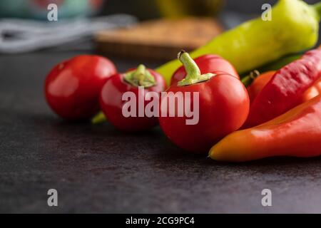 Verschiedene Arten von Paprika Gemüse auf schwarzem Tisch. Stockfoto