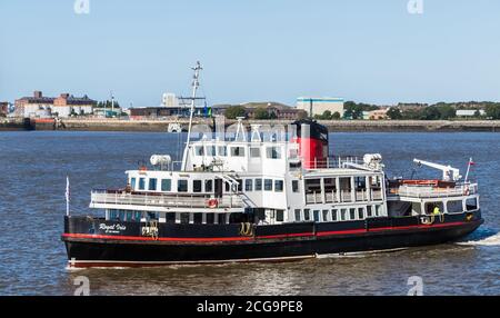 Eine leere Mersey Ferry namens Royal Irish, die nach einer Flussfahrt auf der Mersey im September 2020 in Liverpool ankommt. Stockfoto